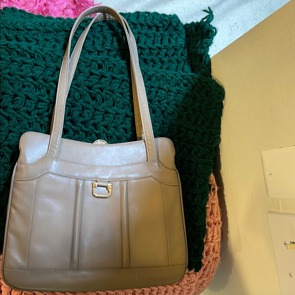 Elegant Tan Leather Shoulder Bag